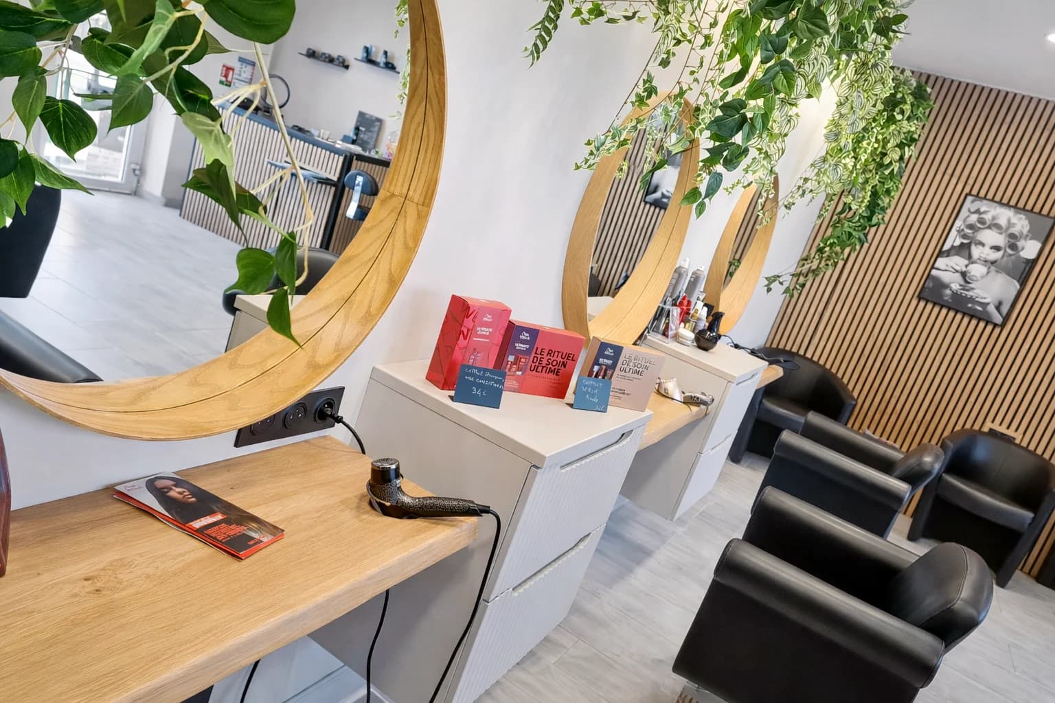 Poste de coiffage avec miroir rond et touches végétales